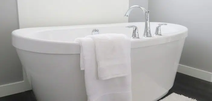 Comment rendre chaleureuse une salle de bain ?