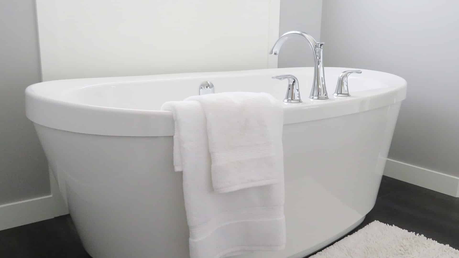 Comment rendre chaleureuse une salle de bain ?