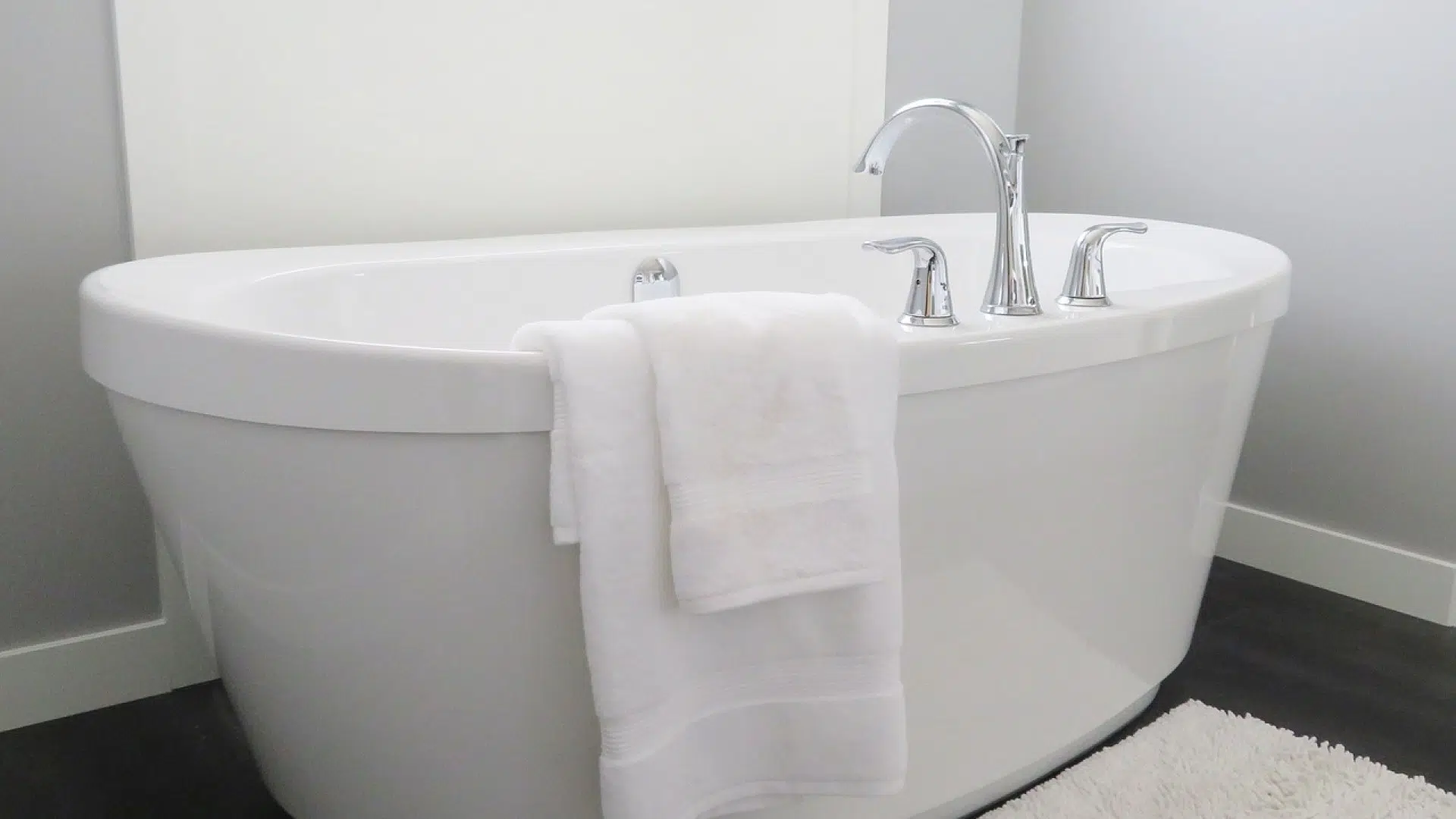 Comment rendre chaleureuse une salle de bain ?