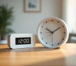 Horloge analogique et digitale indiquant deux heures