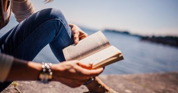 Les livres feel good : un bon moyen pour s'évader et se remonter le moral !