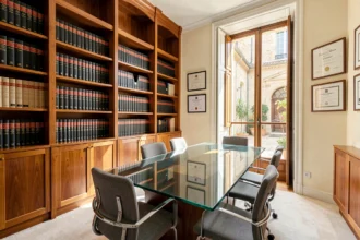 Intérieur d'un cabinet d'avocat moderne à Nîmes avec bibliothèque juridique et table de réunion en verre