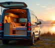 Véhicule Peugeot Expert aménagé au bord du lac au lever du soleil